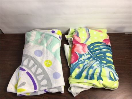 Lot of 2 beach blankets/towels